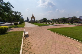 Sihanouk boulevard met in de verte het onafhankelijkheidsmonument