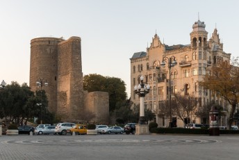De Maagden Toren (Giz Galasi) een symbool voor Bakoe. Sommigen denken dat het een Zoroastrische vuurtempel uit de 7de eeuw v. Chr. is, anderen dat het een verdedigingswerk uit de 6de eeuw n. Chr. is.