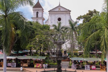 De kerk op de plaza de armas, Santa Fé de Antioquia.