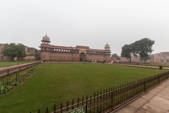 We stellen de Taj Mahal nog even uit en gaan naar het Rode Fort in Agra.