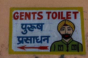 Ook de bewegwijzering naar de toiletten is in Amritsar in Sikh stijl.