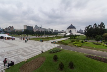 en het monument voor Chang Kai Shek, de (militaire) leider van de revolutie tegen de communisten