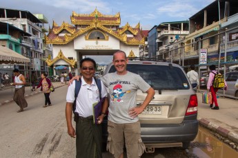 Bij de grensovergang Mae Sot ontmoet ik Aoung mijn gids in Myanmar