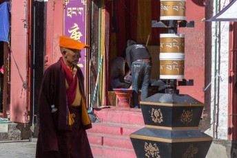 De monniken dragen een blik zonder de stoffer op hun hoofd.