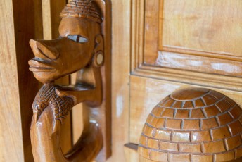 Traditioneel hebben de kano's in de Solomons Eilanden een Nguzu-Nguzu op de boeg. WIj hadden ze als deurknoppen.