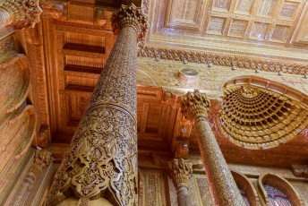 De verschillende ruimtes zijn gevuld met Tadzjieks ambachtswerk. Elke pilaar heeft unieke motieven.