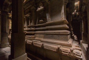 Binnenin een tempel in het Vittala complex.