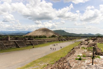 en vlakbij Mexico stad de oude stenen van…., hier zie je de zonnetempel/piramide