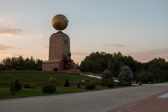 Dit is het onafhankelijkheidsmonument (de wereldbol met alleen Oezbekistan), aan de voet het monument van de blije moeder.