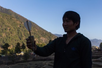 Ze zijn in Bhutan ook gek op pijlen, o.a. om te darten.