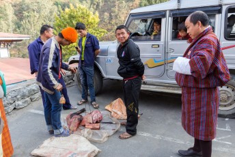 Vlakbij  de dzong doet een slager goede zaken. In Bhutan mag niet geslacht worden dus wordt al het vlees uit India geïmporteerd.