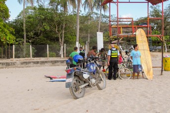 De volgende dag op het strand dopingcontrole (5 minuten nadat de politie weg was stonden de jongens al weer vrolijk te blowen).