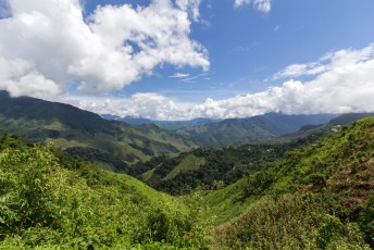 De vallei in Myanmar die bij het dorp hoort.