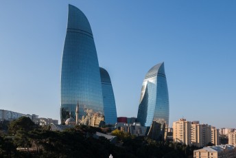 's Avonds worden op de torens afwisselend de vlag van Azerbeidzjan, reclame én vlammen geprojecteerd.