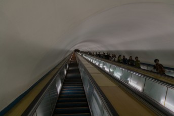 De metro is ooit door de Russen aangelegd, als je ooit in Sint Petersburg bent geweest dan weet je wat dat betekent, tering diep.
