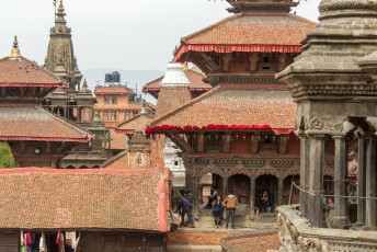 We zijn na de aardbeving nog teruggegaan, het gebouw rechts met de dakpannen is oa. ingestort (de Hari Shankar tempel).