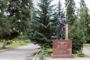 Een standbeeld van Aleksander Pushkin in het.....Pushkin park.