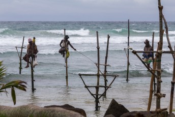 tussen Mirissa en Galle (onze laatste bestemming) zitten deze mannen op palen te vissen voor de toeristen
