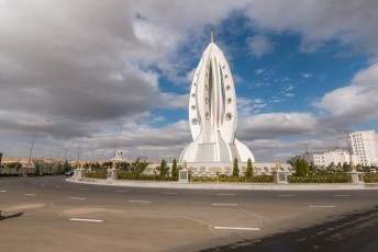Dit is het Yyldyz monument, ter ere waarvan weet niemand, maar wellicht is de president van plan een raket te bouwen.