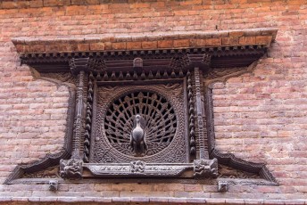 Maar dit raam, de beroemde peacock window van Bhaktapur.