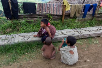 Kinderen met kinderen in Longwa.