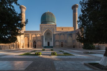 Gur-E-Amir heet dit complex dat Amir Timur liet bouwen voor zijn nageslacht, maar waar hij uiteindelijk zelf ook terecht kwam.