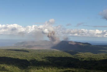 Na een dik uur hobbelen krijgen we de vulkaan eindelijk in beeld.