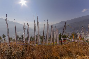 Witte begrafenisvlaggen met op de achtergrond de Thimphu vallei.
