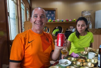 Het was tijd voor de lunch, en terwijl ik op de foto ga met een blikje Coca-Cola, van die verachtelijke Amerikanen, steelt Lucía mijn pilsje.