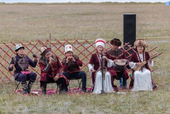 Het festival werd afgetrapt met een optreden van een folklore band.