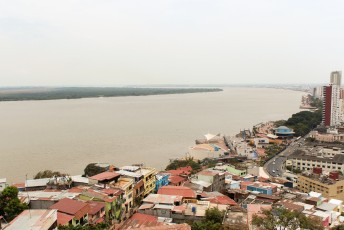 Uitzicht over de Malecon 2000 (boulevard) en de rivier Guayas.