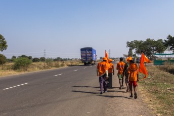 Pelgrims op weg naar het graf van Sai Baba, 150 kilometer verderop.