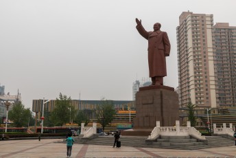 Op het station van Dandong begon het al met dit soort standbeelden. Dit is Mao, maar het is duidelijk waar de Kimmetjes zich door lieten inspireren.