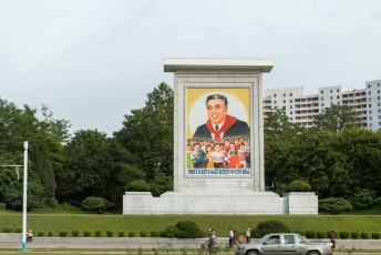 Kim Il-Sung heeft al die posters eerlijk gezegd wel verdiend. Hij heeft nl. in zijn uppie de Japanners het land uitgejaagd met niet meer dan twee pistolen en zijn lichaamsgeur.
