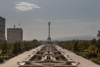 Dit park met op het eind het Gerb Monument ligt achter Ismoili.