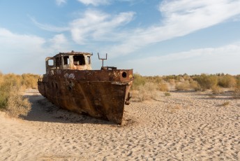 Nadat de Russen de rivieren die uitmondden in de Aral Zee omleidden ten behoeven van irrigatieprojecten is het oppervlak van het meer drastisch afgenomen.