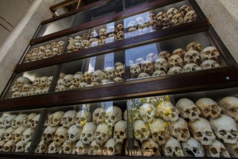 behalve de botten die overal op het terrein boven de grond uitkomen hebben ze in de stupa duizenden schedels van slachtoffers