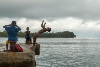 Weer of geen weer, deze kids sprongen elke dag van de pier.