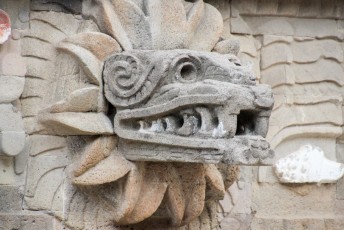 hier de voor de Mayas (of Azteken ik kan ze maar niet uit elkaar houden) belangrijke gevederde slang