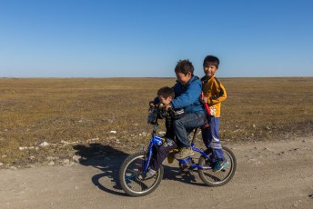 Bij Chuluunkhoroot op de grens met Rusland kwamen we deze jongens op hun fiets tegen.