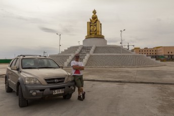 Vanuit China staken we bij Zamin Uud de grens over met Mongolië waar je verwelkomt wordt met dit monument van het wapen/symbool van Mongolië.