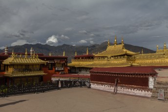 De gouden daken van de Jokhang tempel.