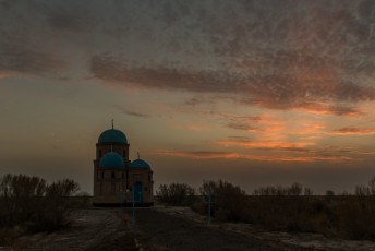 Op weg naar Nukus (grensovergang met Turkmenistan) kwamen we echt midden in de woestijn dit (waarschijnlijk) mausoleum nog tegen.