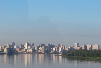 De skyline van Porto Alegre, mijn eerste stop in Brazilië.