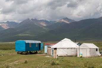 We reden verder naar Osh, onderweg zagen we diverse nomaden families.