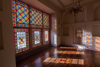 Hier mag je gelukkig wel foto's maken. De meeste kamers zijn als deze: simpel en met ramen van gekleurd glas.
