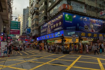 De eerste foto met mijn nieuwe tweedehands lens die ik kocht in deze straat in Mongkok.