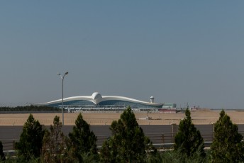 Het eerste gebouw van Asjchabat dat we zagen, de luchthaven terminal. In de vorm van het logo van de nationale luchtvaartmaatschappij.