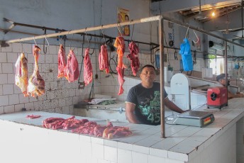 Eenmaal in Barcarena ging ik even langs bij de slager die zijn vlees lekker laat rijpen bij 35 graden celcius.