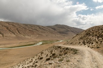De weg was in elk geval goed. De rivier links is de grens, soms zo smal dat je kon slootje springen naar Afghanistan.